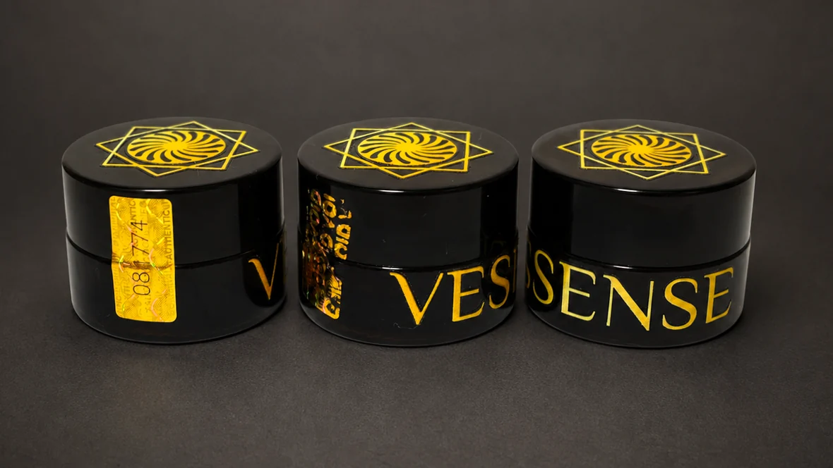 Drei VESSENSE LE BAUME GRAND LARGE Tiegel aus dunklem Glas mit goldener Prägung und nummerierten Hologrammsiegeln