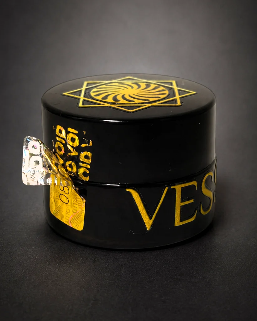 VESSENSE LE BAUME Tiegel mit teilweise entferntem Siegel und sichtbarer VOID-Schicht