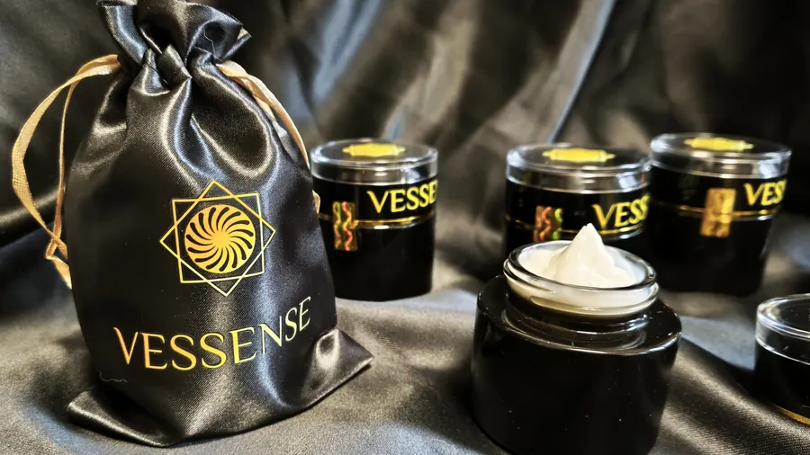Schwarzer Glanzglas-Tiegel von VESSENSE mit goldenen Lettern, Studioporträt