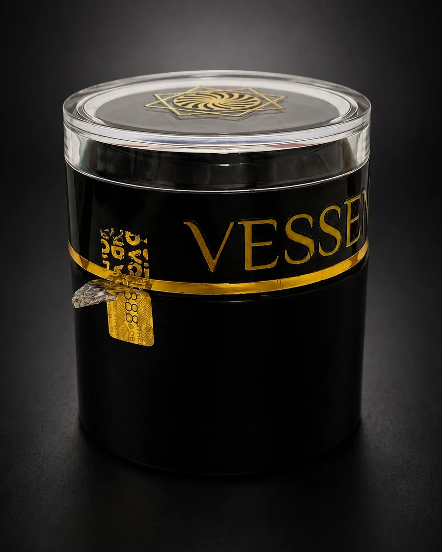 VESSENSE-Tiegel mit teilweise entferntem Kontrollsiegel, darunter die goldene VOID-Schicht mit der Nummer