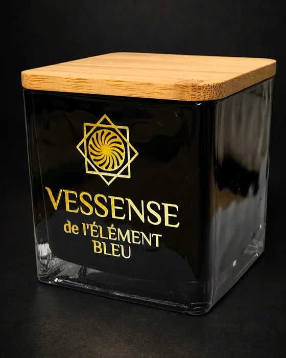 VESSENSE de l'ÉLÉMENT BLEU — quadratisches Glasgefäß mit natürlichem Holzdeckel